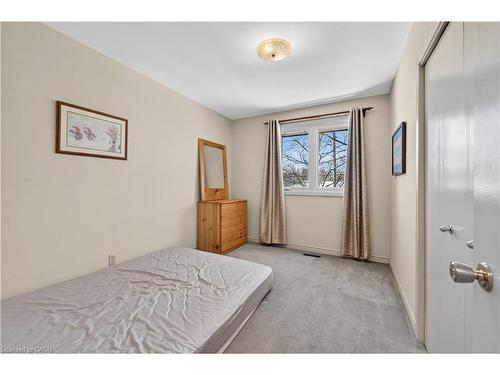 77 Upper Paradise Road, Hamilton, ON - Indoor Photo Showing Bedroom