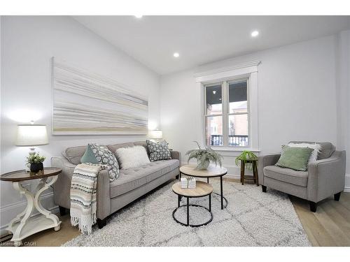 805 William Street, Cambridge, ON - Indoor Photo Showing Living Room