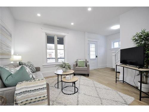 805 William Street, Cambridge, ON - Indoor Photo Showing Living Room