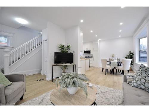 805 William Street, Cambridge, ON - Indoor Photo Showing Living Room