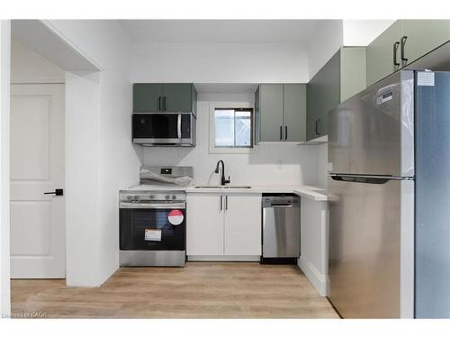 Main-202 Victoria Avenue N, Hamilton, ON - Indoor Photo Showing Kitchen