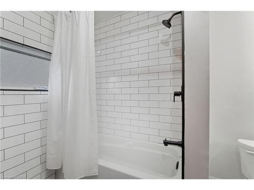 Main-202 Victoria Avenue N, Hamilton, ON - Indoor Photo Showing Bathroom