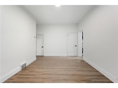 Main-202 Victoria Avenue N, Hamilton, ON - Indoor Photo Showing Other Room