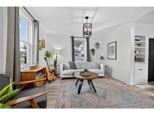 103 Charles Street W, Ingersoll, ON - Indoor Photo Showing Living Room