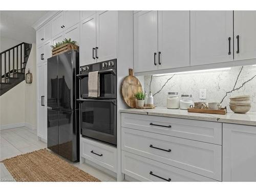 352 Chokecherry Crescent, Waterloo, ON - Indoor Photo Showing Kitchen With Upgraded Kitchen
