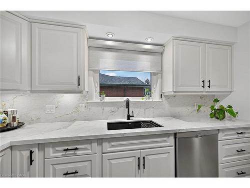 72 Viceroy Court, Hamilton, ON - Indoor Photo Showing Kitchen With Upgraded Kitchen