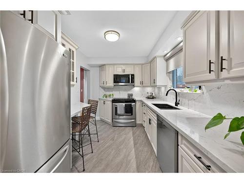 72 Viceroy Court, Hamilton, ON - Indoor Photo Showing Kitchen With Upgraded Kitchen