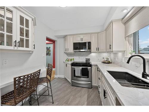 72 Viceroy Court, Hamilton, ON - Indoor Photo Showing Kitchen