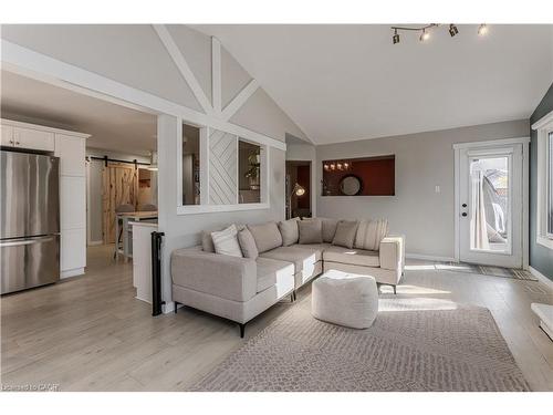 347 Delancey Boulevard, Hamilton, ON - Indoor Photo Showing Living Room