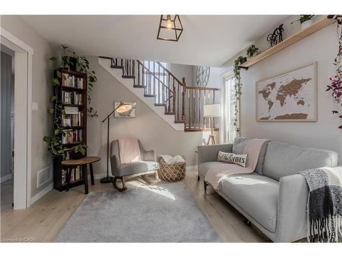 347 Delancey Boulevard, Hamilton, ON - Indoor Photo Showing Living Room