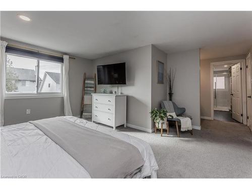 347 Delancey Boulevard, Hamilton, ON - Indoor Photo Showing Bedroom