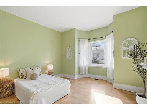 24 Florence Street, Hamilton, ON - Indoor Photo Showing Bedroom