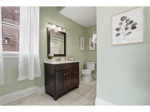 24 Florence Street, Hamilton, ON - Indoor Photo Showing Bathroom