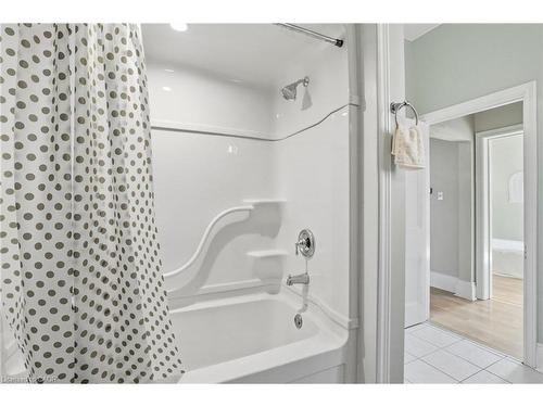 24 Florence Street, Hamilton, ON - Indoor Photo Showing Bathroom