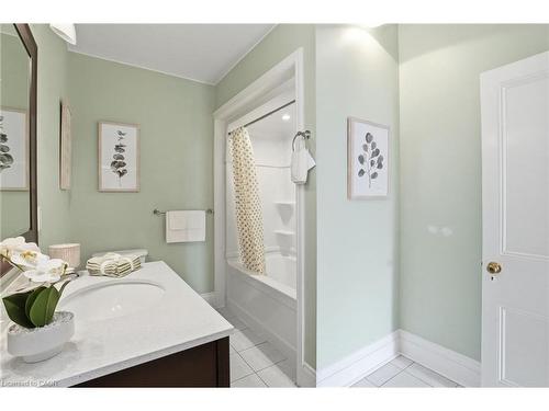 24 Florence Street, Hamilton, ON - Indoor Photo Showing Bathroom