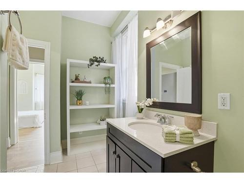 24 Florence Street, Hamilton, ON - Indoor Photo Showing Bathroom