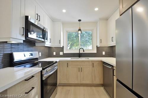 30 Grenadier Road, Cambridge, ON - Indoor Photo Showing Kitchen With Upgraded Kitchen