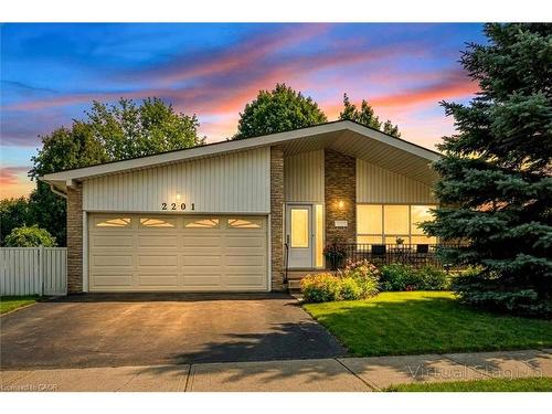 2201 Cartier Crescent, Burlington, ON - Outdoor