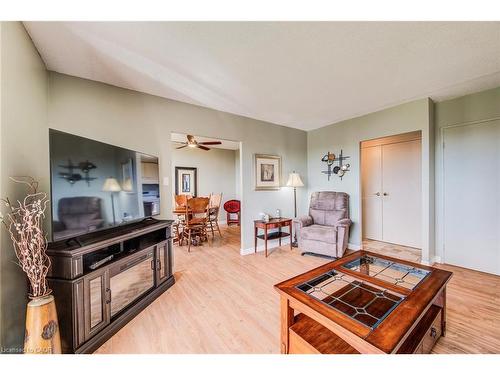 405-89 Westwood Road, Guelph, ON - Indoor Photo Showing Living Room