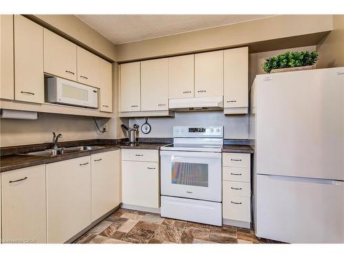 405-89 Westwood Road, Guelph, ON - Indoor Photo Showing Kitchen With Double Sink