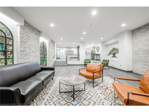 405-89 Westwood Road, Guelph, ON - Indoor Photo Showing Living Room