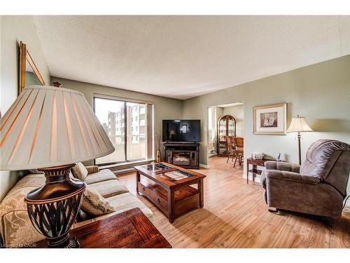 405-89 Westwood Road, Guelph, ON - Indoor Photo Showing Living Room