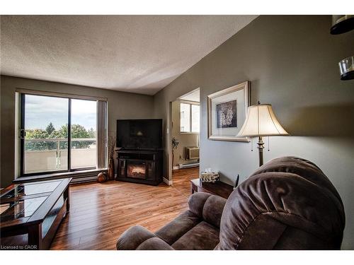 405-89 Westwood Road, Guelph, ON - Indoor Photo Showing Living Room