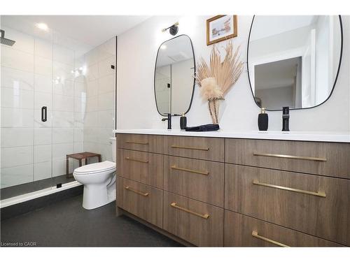 238 Eagle Street S, Cambridge, ON - Indoor Photo Showing Bathroom