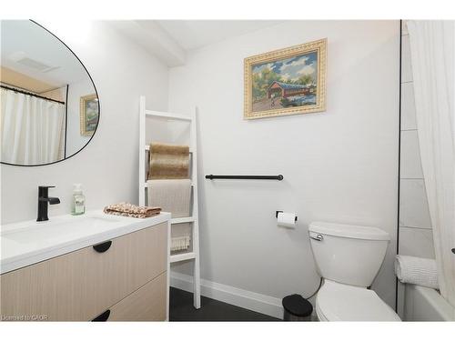 238 Eagle Street S, Cambridge, ON - Indoor Photo Showing Bathroom
