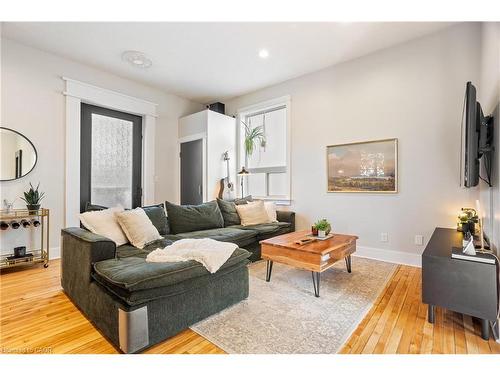 66 Chestnut Street, Kitchener, ON - Indoor Photo Showing Living Room