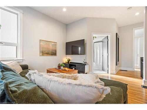 66 Chestnut Street, Kitchener, ON - Indoor Photo Showing Living Room