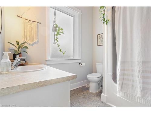 66 Chestnut Street, Kitchener, ON - Indoor Photo Showing Bathroom