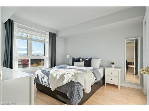 304-4450 Fairview Street, Burlington, ON - Indoor Photo Showing Bedroom