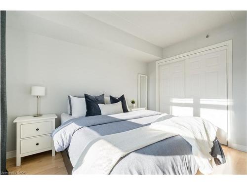 304-4450 Fairview Street, Burlington, ON - Indoor Photo Showing Bedroom