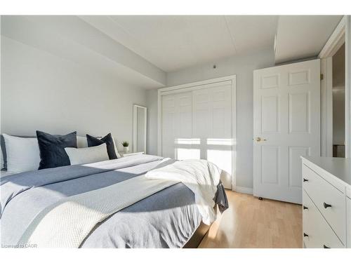 304-4450 Fairview Street, Burlington, ON - Indoor Photo Showing Bedroom