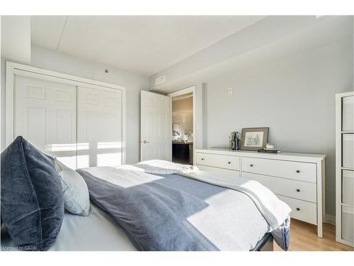 304-4450 Fairview Street, Burlington, ON - Indoor Photo Showing Bedroom
