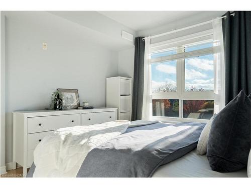 304-4450 Fairview Street, Burlington, ON - Indoor Photo Showing Bedroom