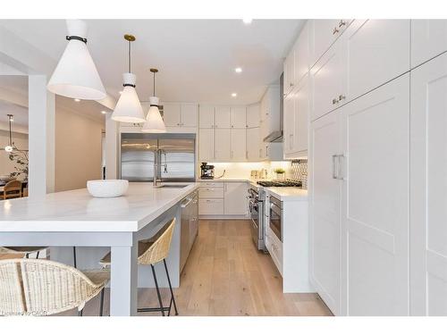 2301 Baronwood Drive, Oakville, ON - Indoor Photo Showing Kitchen With Upgraded Kitchen