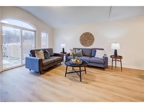 98 Colton Circle, Kitchener, ON - Indoor Photo Showing Living Room