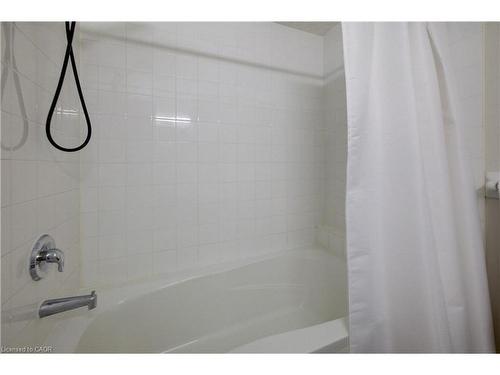 98 Colton Circle, Kitchener, ON - Indoor Photo Showing Bathroom
