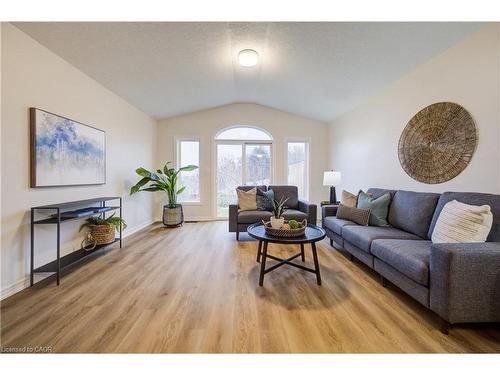 98 Colton Circle, Kitchener, ON - Indoor Photo Showing Living Room