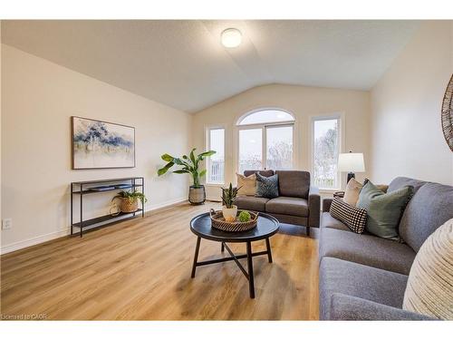 98 Colton Circle, Kitchener, ON - Indoor Photo Showing Living Room