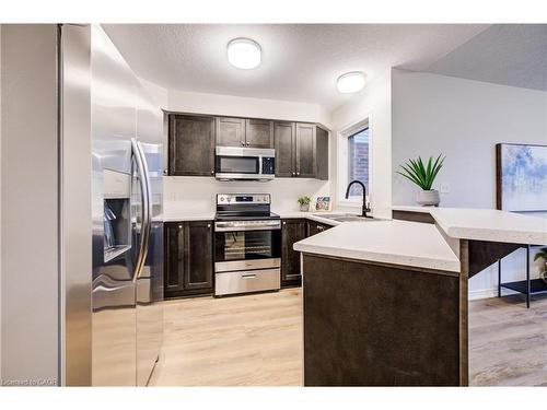98 Colton Circle, Kitchener, ON - Indoor Photo Showing Kitchen