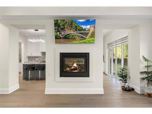 121 Milky Way Drive, Richmond Hill, ON - Indoor Photo Showing Living Room