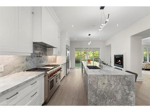 121 Milky Way Drive, Richmond Hill, ON - Indoor Photo Showing Kitchen With Upgraded Kitchen