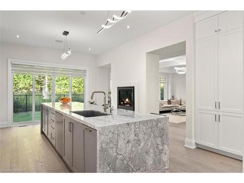 121 Milky Way Drive, Richmond Hill, ON - Indoor Photo Showing Kitchen