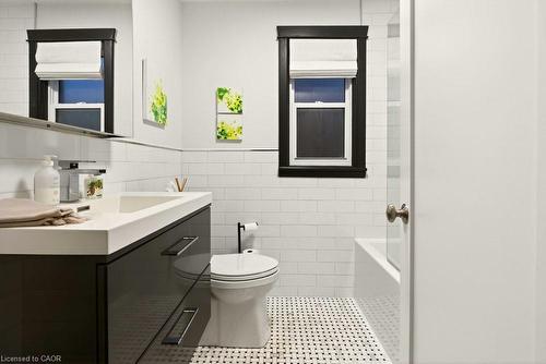 17 Gary Avenue, Hamilton, ON - Indoor Photo Showing Bathroom