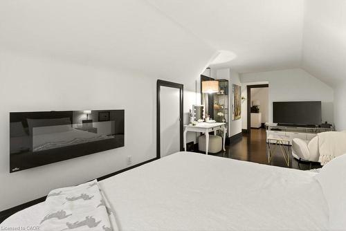 17 Gary Avenue, Hamilton, ON - Indoor Photo Showing Bedroom