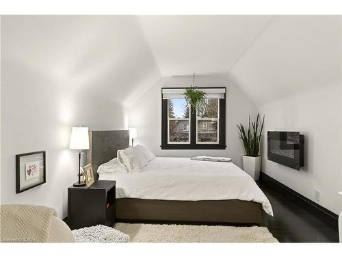 17 Gary Avenue, Hamilton, ON - Indoor Photo Showing Bedroom