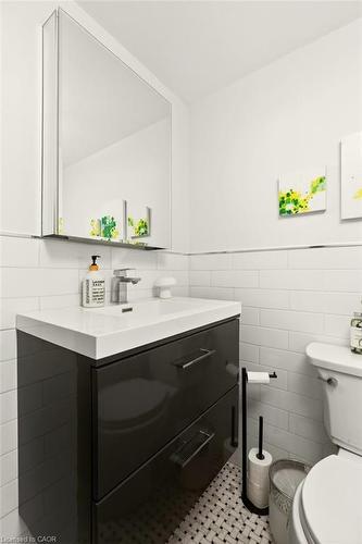 17 Gary Avenue, Hamilton, ON - Indoor Photo Showing Bathroom